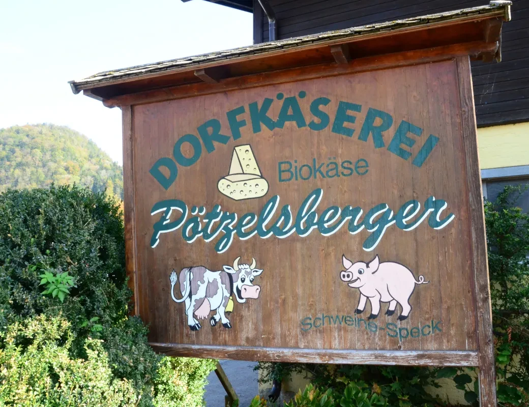 Hinweisschild zu Hofladen der Käserei Pötzelsberger
